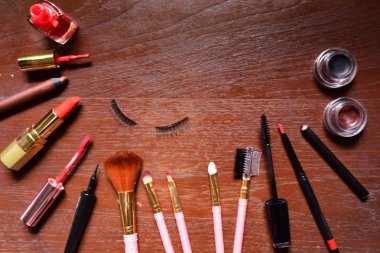 ahşap masa üzerinde kitleri makyaj