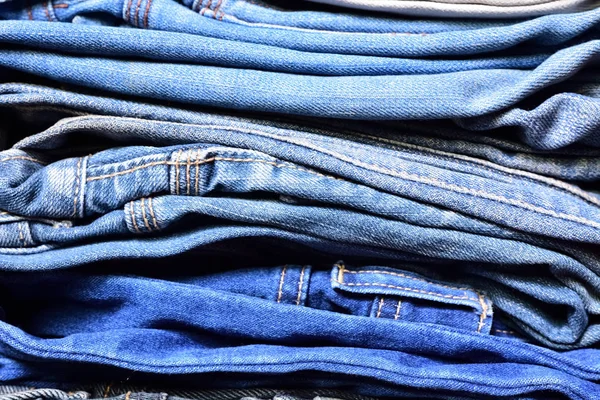 Stapel Blue Denim Jeans — Stockfoto