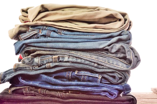 Куча джинсов в синих джинсах — стоковое фото