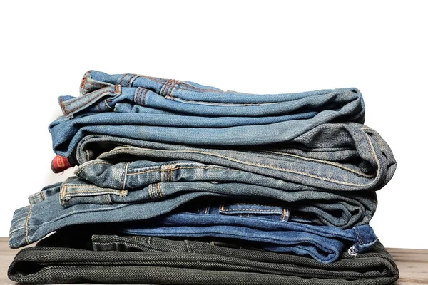 Stapel van blauwe denim jeans — Stockfoto