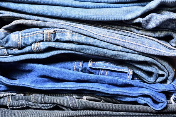 Stapel van blauwe denim jeans — Stockfoto