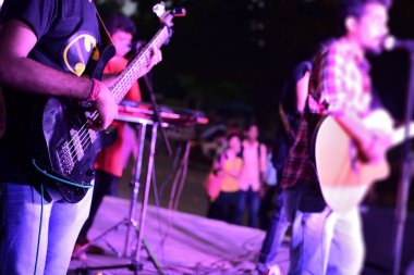 Gitar çalan genç adam