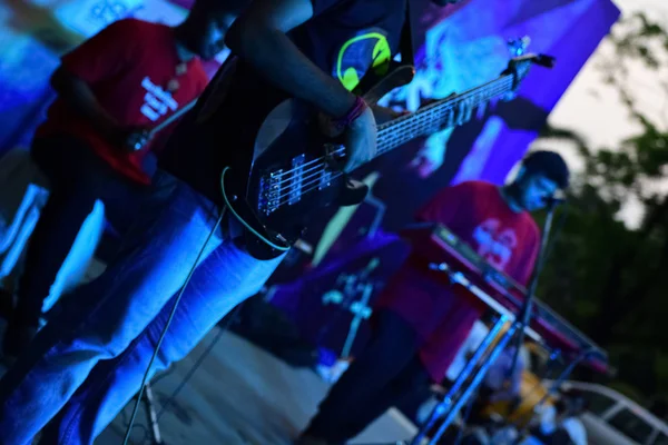 Menino tocando guitarra — Fotografia de Stock