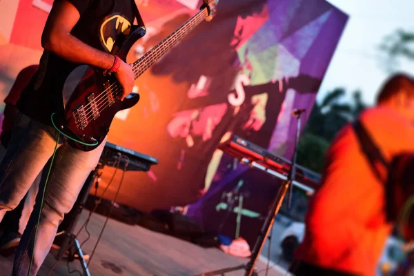 Ung Man Spelar Gitarr — Stockfoto