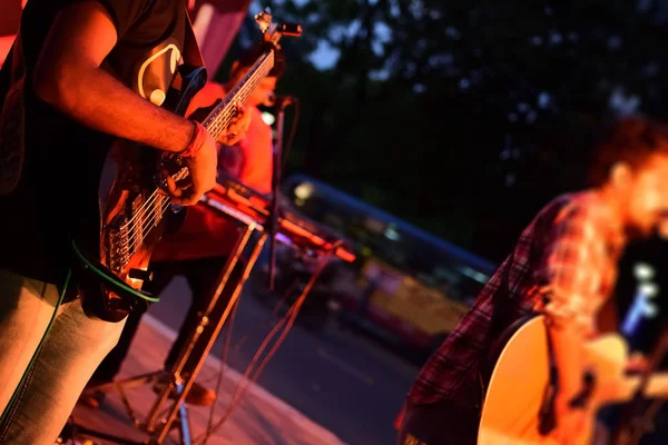 Młody Człowiek Gra Gitarze — Zdjęcie stockowe