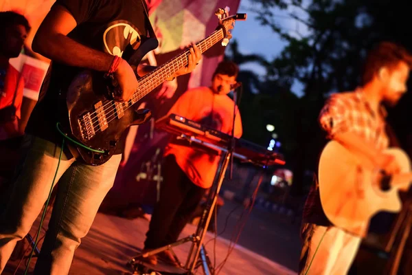 Jovem Tocando Guitarra — Fotografia de Stock