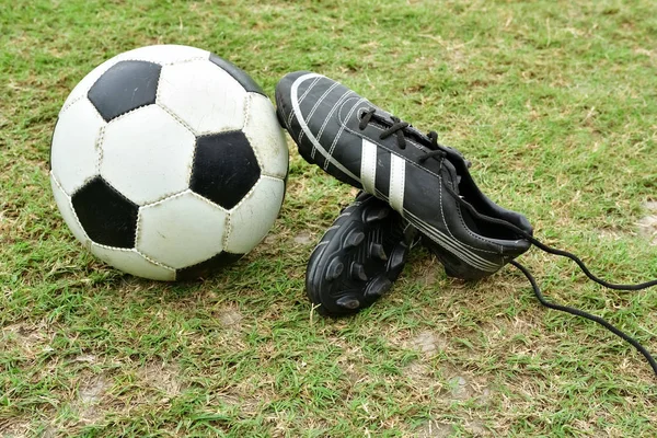 Fußballausrüstung auf dem Fußballplatz — Stockfoto