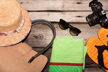 ahşap masa üzerinde plaj donanımları