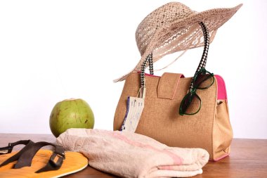 Beyaz arka plan üzerinde seyahat için plaj donatım