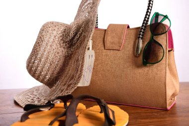 hasır plaj çantası, güneş cam ve flip flop