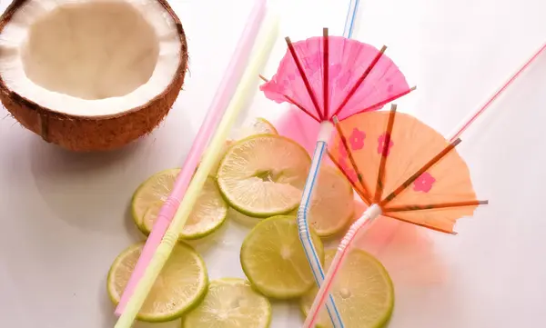 Cóctel Con Limas Frescas Sobre Fondo Blanco —  Fotos de Stock