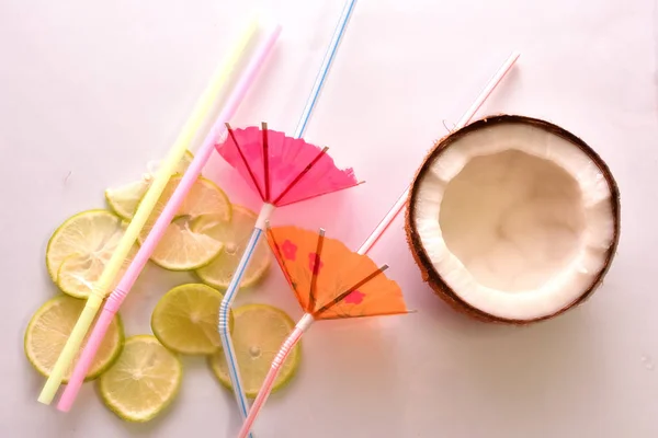 Cóctel Con Limas Frescas Sobre Fondo Blanco —  Fotos de Stock