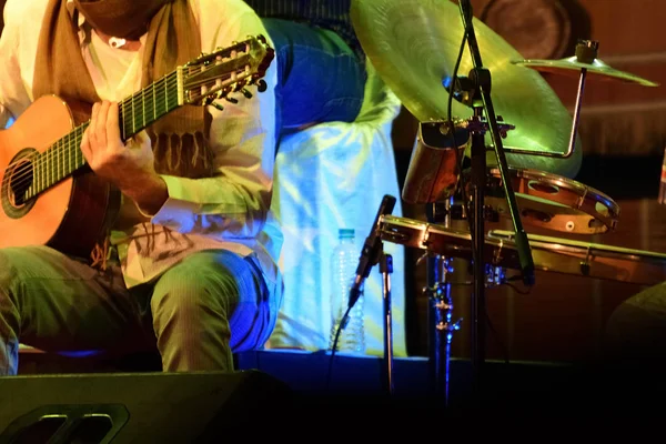 Tocando guitarra acústica —  Fotos de Stock