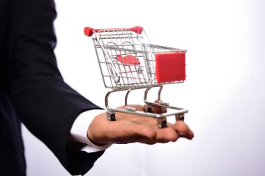 Alışveriş sepeti ve işadamı 