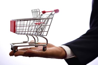 Alışveriş sepeti ve beyaz arka plan üzerinde işadamı