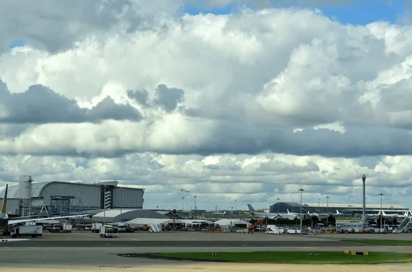 Avião na pista do aeroporto — Fotografia de Stock