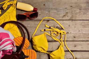 Ahşap üzerine plaj aksesuarları