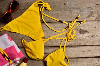 Ahşap üzerine plaj aksesuarları