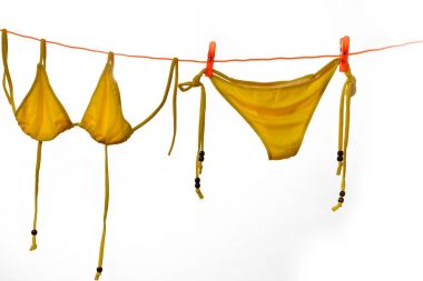 Bikini beyaz üzerinde asılı 