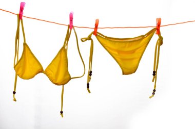 Bikini beyaz üzerinde asılı 