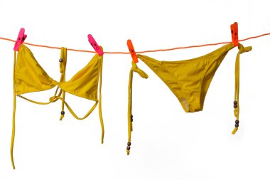 Bikini beyaz üzerinde asılı 