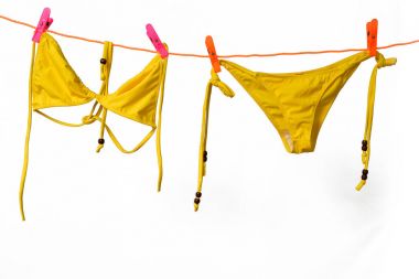 Bikini beyaz üzerinde asılı 