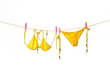 Bikini beyaz üzerinde asılı 