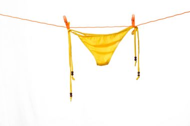 Bikini beyaz üzerinde asılı 