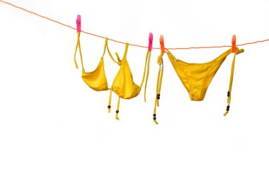 Bikini beyaz üzerinde asılı 