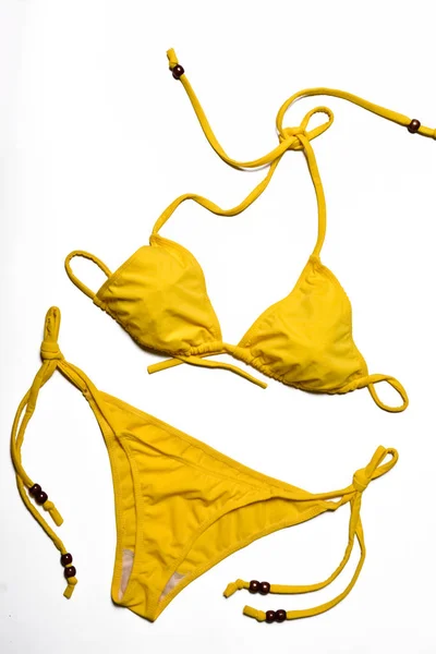 Bikini jaune sur blanc — Photo