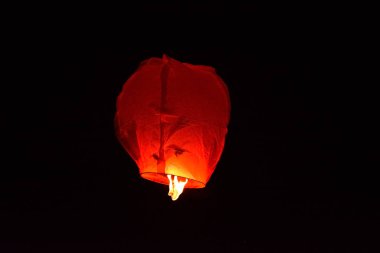 Fener gece gökyüzü üzerinde yüzen 
