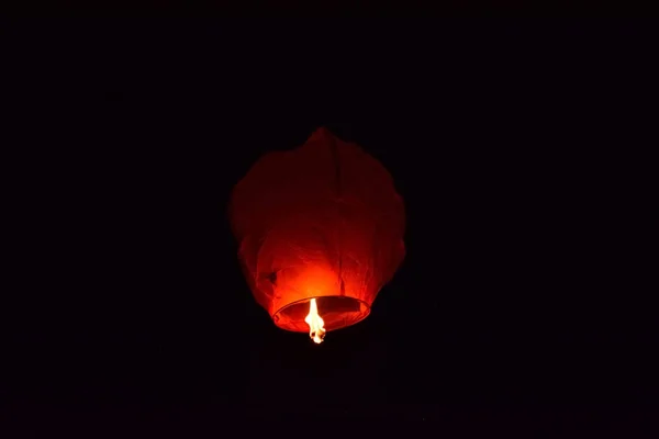 Fener Üzerinde Koyu Siyah Gece Sky Havada Yüzer — Stok fotoğraf