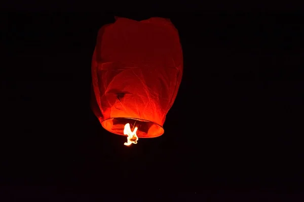 Fener gece gökyüzü üzerinde yüzen — Stok fotoğraf