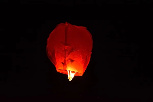 Lanterna flutuante no céu noturno — Fotografia de Stock
