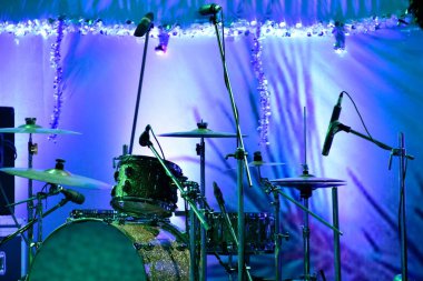 Sahnede oynamak için hazır müzik davul