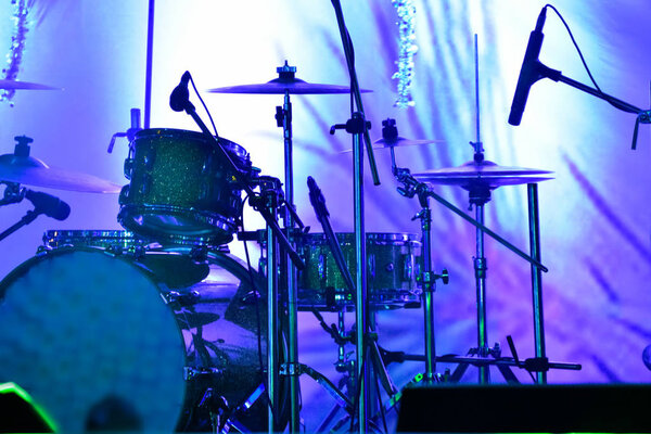 Музыкальный барабан на сцене готов к игре
