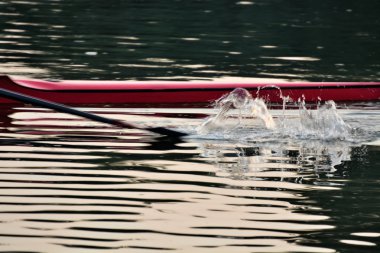 Adamın kürek kayık yakın çekim