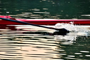 Adamın kürek kayık yakın çekim