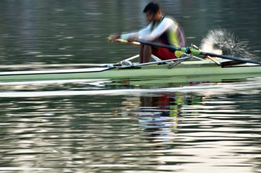 Adamın kürek kayık yakın çekim