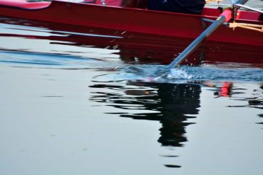 Adamın kürek kayık yakın çekim