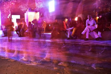 Soyut Hareket Bulanıklığı insanlar modern şehir geceleri uyanma