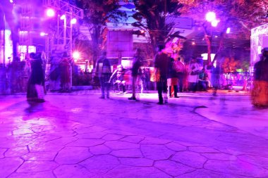 Soyut Hareket Bulanıklığı insanlar modern şehir geceleri uyanma