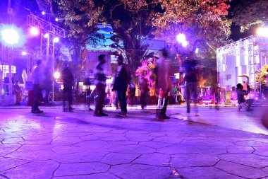 Soyut Hareket Bulanıklığı insanlar modern şehir geceleri uyanma