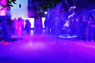 Soyut Hareket Bulanıklığı insanlar modern şehir geceleri uyanma