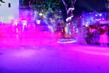 Soyut Hareket Bulanıklığı insanlar modern şehir geceleri uyanma