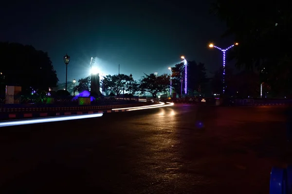 Trilhas Luz Carro Uma Rua Cidade Uma Noite — Fotografia de Stock