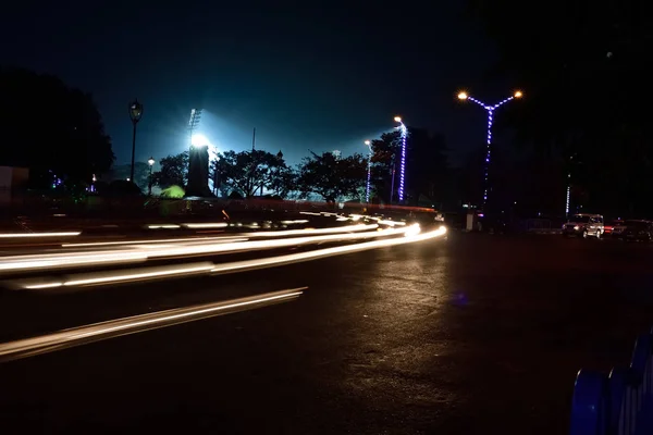 Trilhas Luz Carro Uma Rua Cidade Uma Noite — Fotografia de Stock