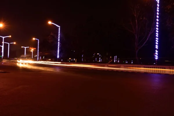 Автомобіль Світлові Стежки Міській Вулиці Ніч — стокове фото