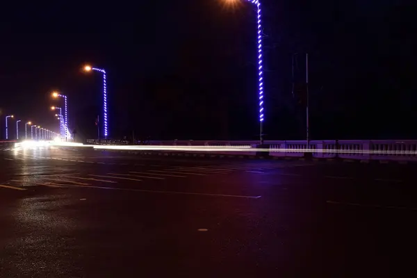 Pronájem Světelné Stopy Ulici Noci — Stock fotografie