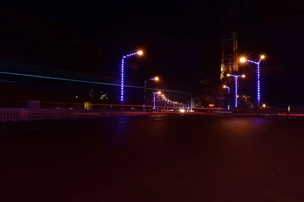 Rutas Luz Coche Una Calle Ciudad Una Noche —  Fotos de Stock